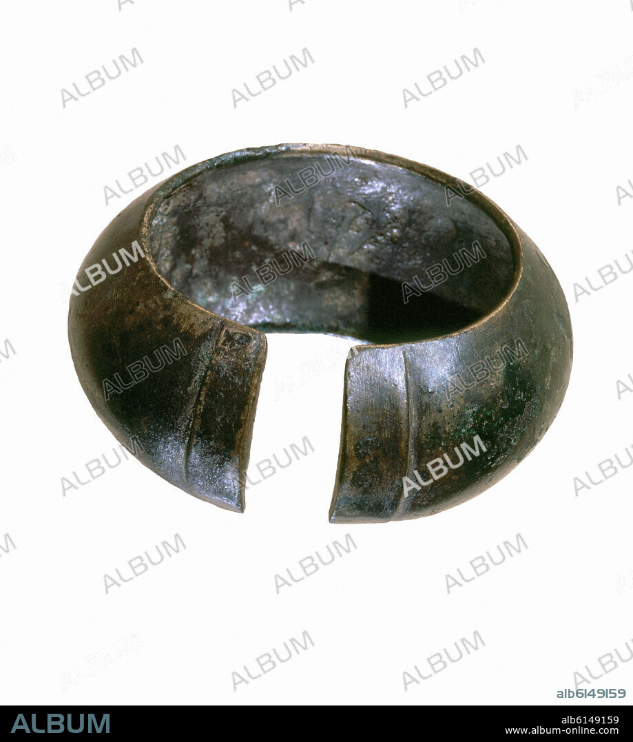 AUTOR LIBRE 01307. CULTURA DE LOS CASTROS - BRAZALETE CELTA PROCEDENTE DEL CASTRO DE COAÑA.