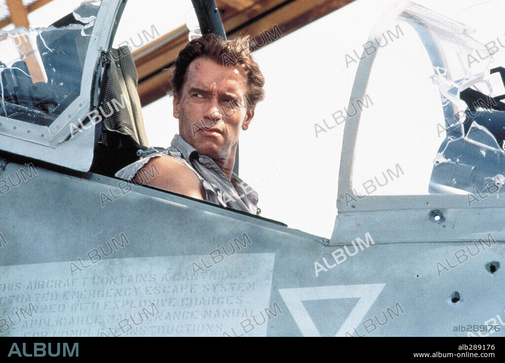 ARNOLD SCHWARZENEGGER en MENTIRAS ARRIESGADAS, 1994 (TRUE LIES), dirigida por JAMES CAMERON. Copyright 20TH CENTURY FOX.