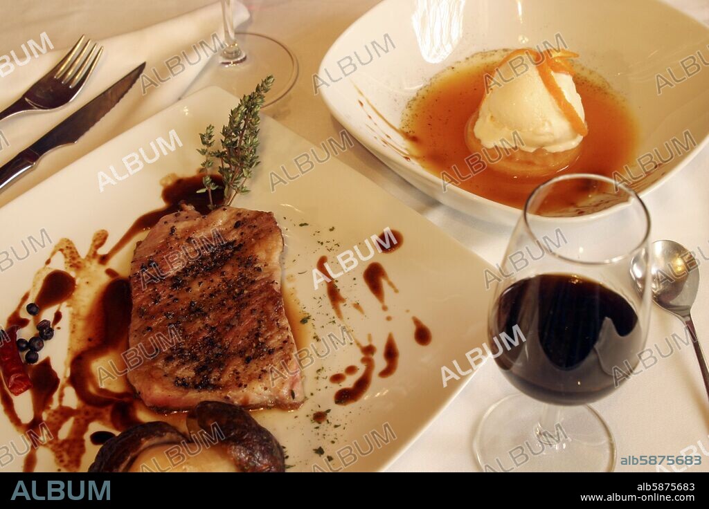 A / La Coruña; restaurante "Cienfuegos"; plato  "Secreto" de cerdo ibérico asado con buletus.