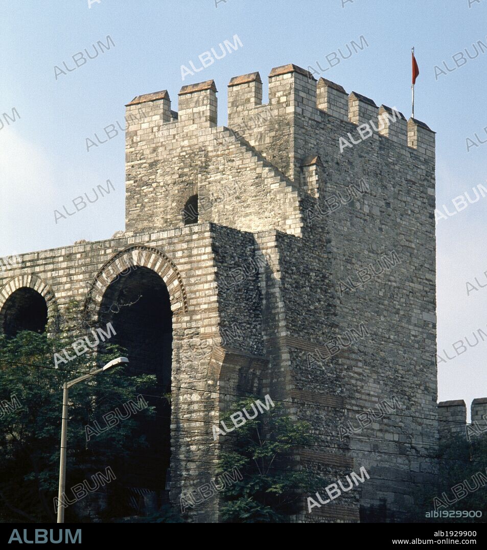 ARTE BIZANTINO. TURQUIA. Vista general de una de las puertas de la muralla conocida como "PUERTA DEL CAÑON" o "TOP KAPI". Bautizada con este nombre debido al gran cañón que Mohamed II hizo colocar frente a ella para bombardearla. Fue el lugar donde se halló muerto al último emperador bizantino, Constantino Dragases. ESTAMBUL.