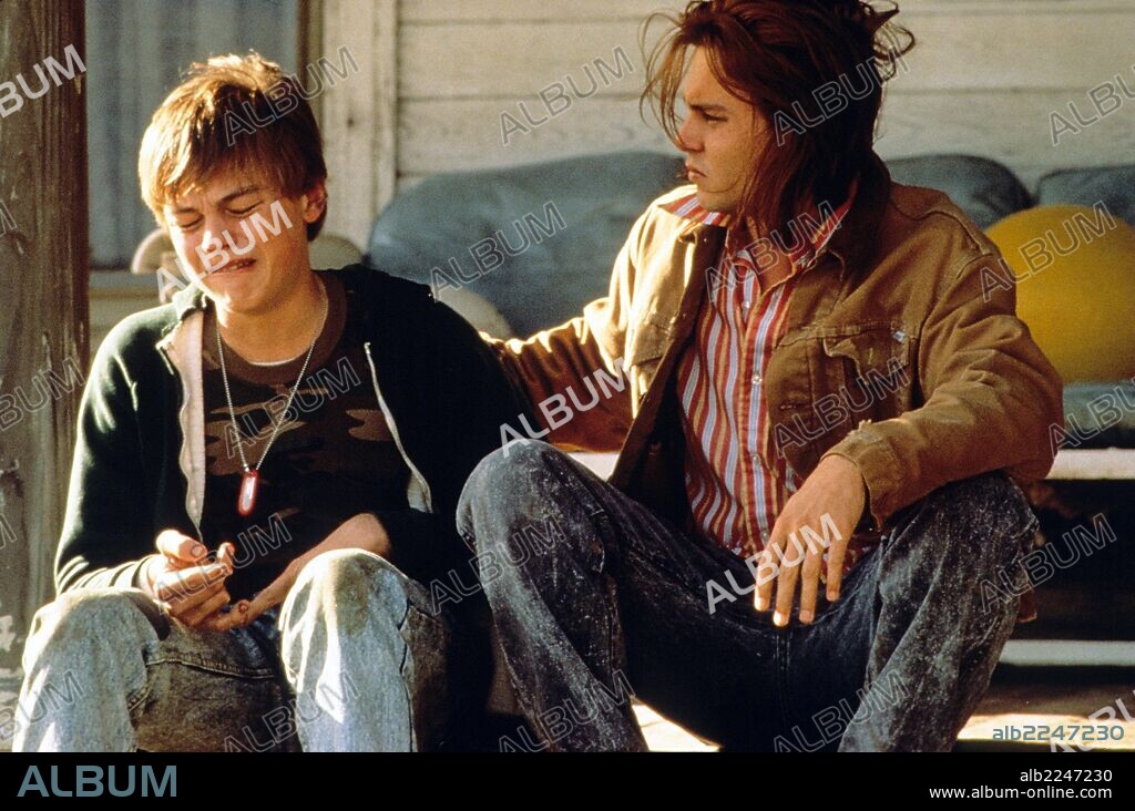 JOHNNY DEPP und Leonardo DiCaprio in GILBERT GRAPE - IRGENDWO IN IOWA, 1993 (WHAT'S EATING GILBERT GRAPE?), unter der Regie von LASSE HALLSTROM. Copyright PARAMOUNT PICTURES.