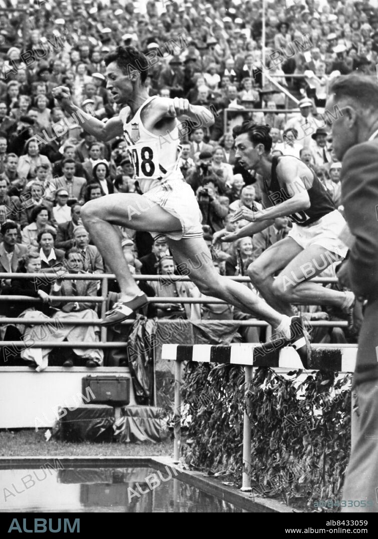 FINLAND HELSINGFORS 1952-07-25.. Två löpare tävlar i 3000 m hinder vid de olympiska sommarspelen 1952. Horace Ashenfelter (USA), som vann loppet, leder före Vladimir Kazantsev (Sovjetuninen), som kom tvåa.. Foto: Olympia-Kuva / AB Text & Bilder / SVT / Kod: 5600. Finsk och engelsk originalbildtext.. Mapp: Hinder (H-fors-OS 1952) I:586L. Hinderlöpning.