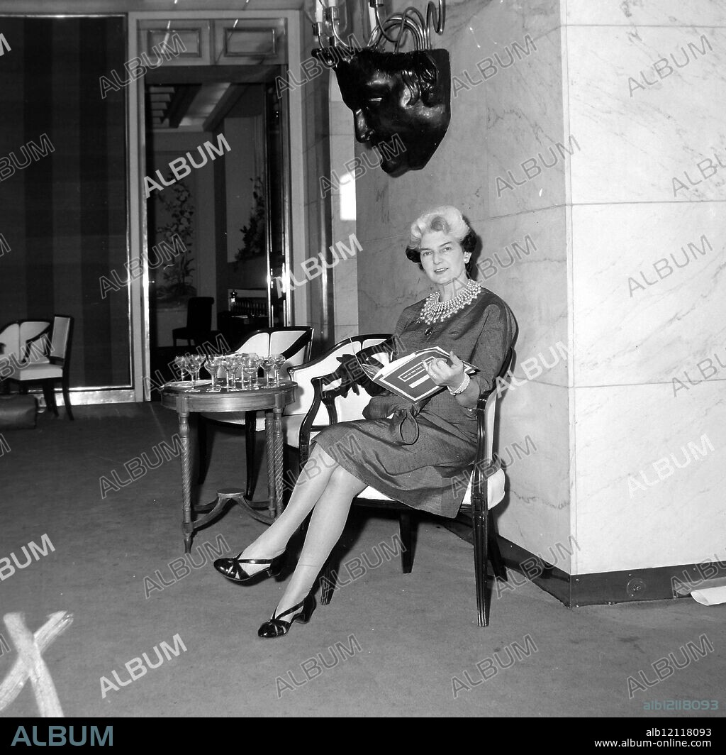 OLGA NOBLE MATTHEWS IN LONDON ;. 15 NOVEMBER 1962.