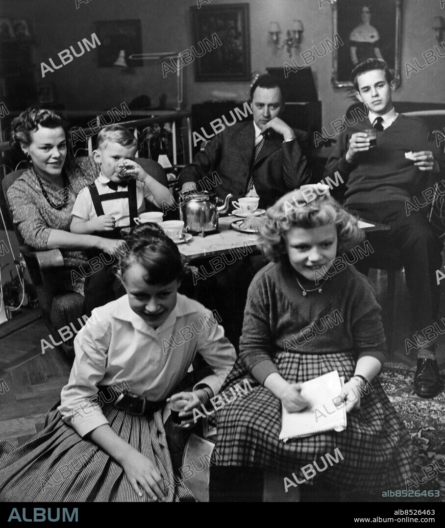 ARKIV STOCKHOLM 19561205.. TV-stunden kring saft- och kaffebordet har blivit vardagsvana hos familjen Fransson i Årsta. Här ses Birgitta och Gunilla närmast apparaten, bakom dem sitter mamma Margit med Per i knät och jämte dem pappa Harry och Karl-Olov.. Foto: Bertil S-son Åberg / SVT / Kod: 5600. Bild och reportage publ. i RiR 52/56 och RiR 1/59.. RiR 13287 sv/v. Mapp: TV - Diverse program TV-familjen L 22.
