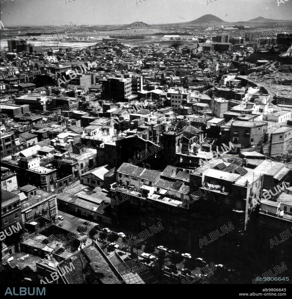 1969. Vista Aérea de la ciudad de Cartagena, en el centro Destaca las Ruinas de la iglesia de santa María la Vieja (Murcia).