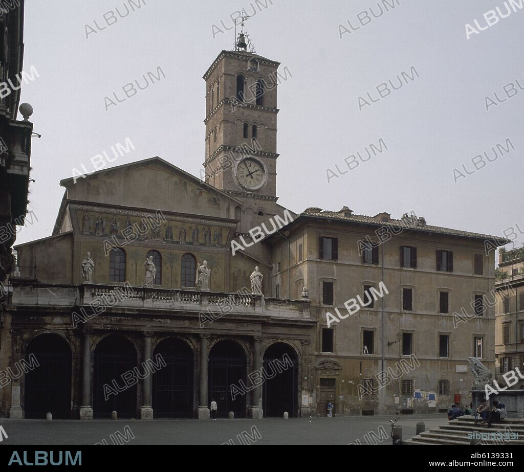 FACHADA DE LA IGLESIA QUE CONSERVA UN MOSAICO BIZANTINO EN EL FRONTON, CARLO FONTANA AÑADIO EN 1702 EL PORTICO.