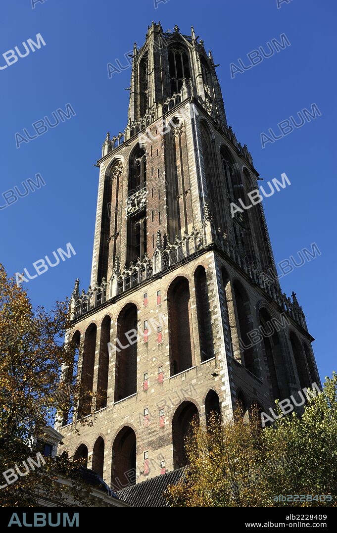 PAISES BAJOS. UTRECHT. Catedral de San Martín o Catedral de Utrecht. Edificio gótico medieval, convertido al culto protestante desde 1580. Detalle de la Torre Dom, campanario construida entre 1321-1382 y de 112 m. de altura.