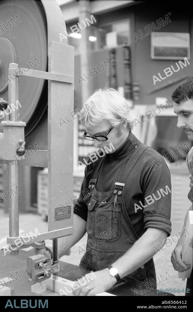 MALMÖ 1974.. Dekornsickaren Göran Hallberg och snickaren Artur Westford i SR:s snickeriverkstad på Baltzargatan. Bakombild Malmö. persons: ARTUR WESTFORD ;GÖRAN HALLBERG sites: SVERIGE ;MALMÖ PhotoDate:1974-??-??.