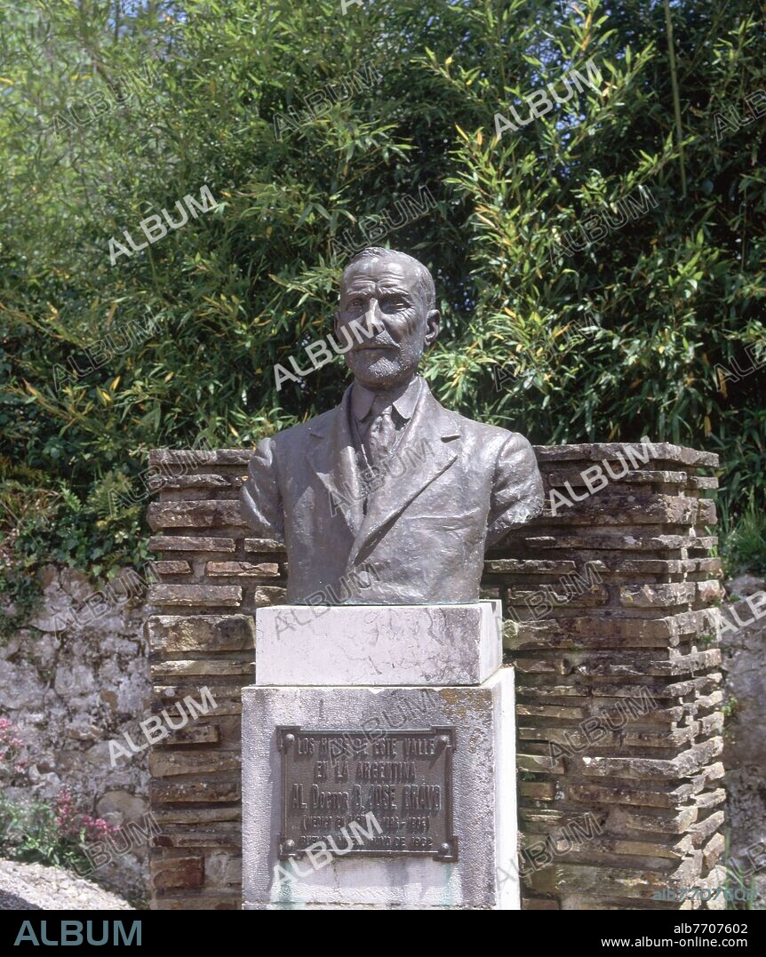 BUSTO DE DON JOSE BRAVO QUE FUE MEDICO DE LIENDO DE 1898 A 1936.