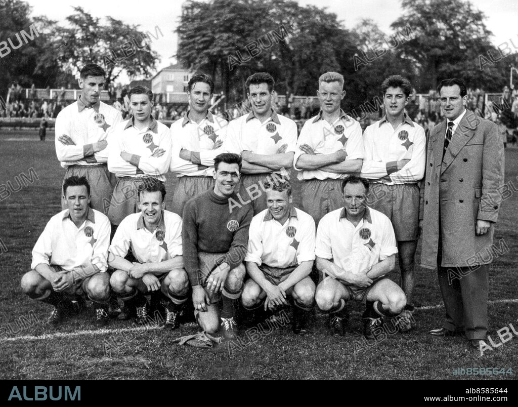 ARKIV MALMÖ 1957-05-26. Lagbild av allsvenska mästarna IFK Norrköping med bl. a. lagledaren Georg Åby Ericson (stående t. h.) samt målvakten Bengt Zamora Nyholm knästående (3:a fr v.) som säkrade sm-guldet i och med 3-0 segern mot IFK Malmö på Malmö IP 26:e maj 1957 med två omgångar kvar att spela i fotbollsallsvenskan.. AB Text & Bilder / SVT / Kod: 5600. T&B Fotboll mapp Svenska Fotbollslag Övriga landsorten 1:7d III, Sv/V påsikt.