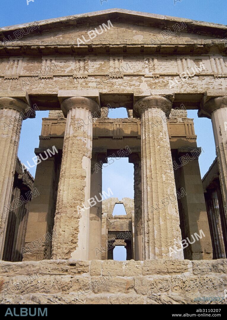MAGNA GRECIA. ITALIA. VALLE DE LOS TEMPLOS DE AGRIGENTO. Antigua ciudad fundada por los colonos griegos y rodio-cretenses (581 a. C.). Vista de la fachada oeste del TEMPLO DE LA CONCORDIA, construido en la primera mitad del siglo V a. C., en estilo dórico. Costa meridional de SICILIA.