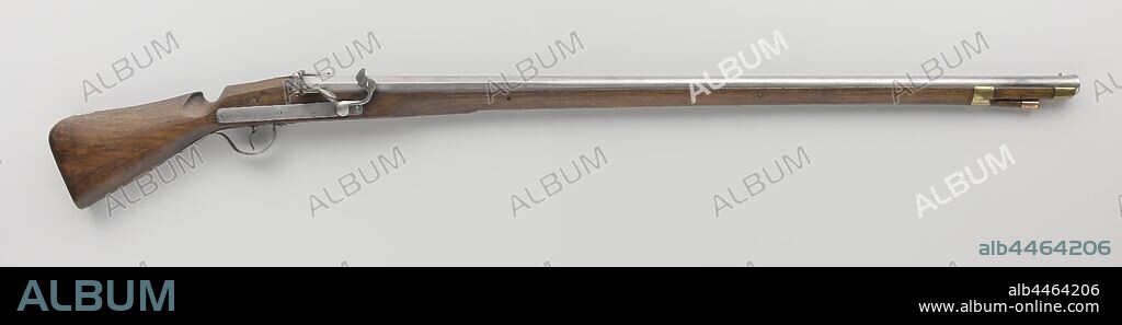 Musket, Musket with partially octagonal barrel (back) and partially round barrel. Tromp slightly funnel-shaped. Visor and grain. Wick lock. Flat, narrow and rectangular lock plate, secured with two lock screws. Tray is decorated. Two solid brass drawer bands. Flask with copper flask. [inventory form W.S. December 1986], anonymous, Netherlands, 1625 - 1650, walnut (hardwood), iron (metal), brass (alloy), striking (metalworking), l 158.5 cm l 119.5 cm d 0.21 cm.