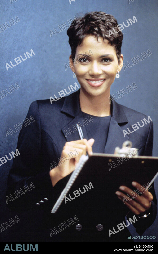 HALLE BERRY in EXECUTIVE DECISION, 1996, directed by STUART BAIRD. Copyright WARNER BROS.