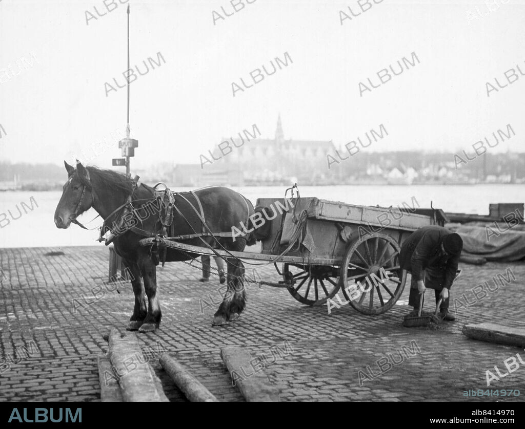 Stockholm 1930-01-01 Osäkert fotodatum.. Renhållning, gatsopare med häst och vagn . Foto: Bertil Norberg / DN / TT / Kod: 192. ** SvD OUT **.