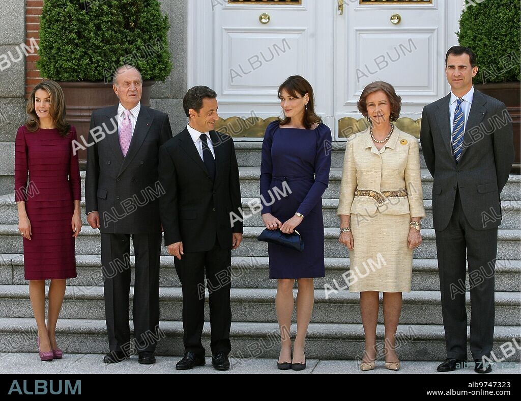MADRID, 04/27/09.- The president of France, Nicolás Sarkozy and his wife Carla Bruni upon their arrival at the Zarzuela Palace to attend the lunch offered by ss.mm. the kings in honor of the visitors, within the acts of the first official visit of the French president to Spain..-photo ernesto acute.archdc.