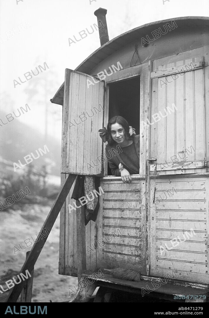 ARKIV 1927 . Zigensk (romsk) kvinna i ett läger i Gröndal.. Gipsy camp in Gröndal in Stockholm.. Foto: TT / Kod 1900.