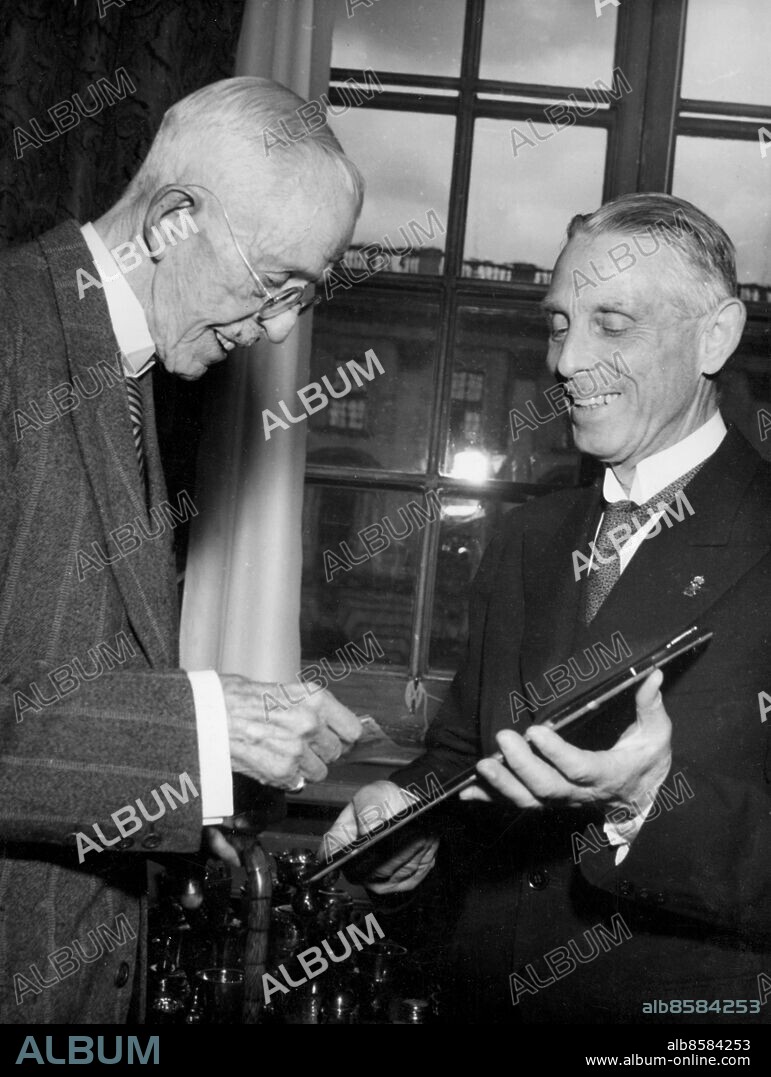 Orig. bildtext... KUNGAFEMMAN ÖVERLÄMNAD TILL KUNGEN. Kungafemman överlämnades på fredagen av statsminister Erlander till kung Gustaf på slottet. - Kungen och major Killander på gott humör tittar på färgporträttet av majestätet. 28-5-48 Not. Major Killander Anm. Gustaf V, 1858-1950, kung i Sverige 1907-1950. E Killander, 1882-1958, svensk major och idrottsledare. Gåvor Leenden Monogram Nålar Pins Profiler Stockholms slott Överlämna CD636 persons: ERNST KILLANDER;GUSTAF V, KUNG AV SVERIGE sites: STOCKHOLM;SVERIGE.