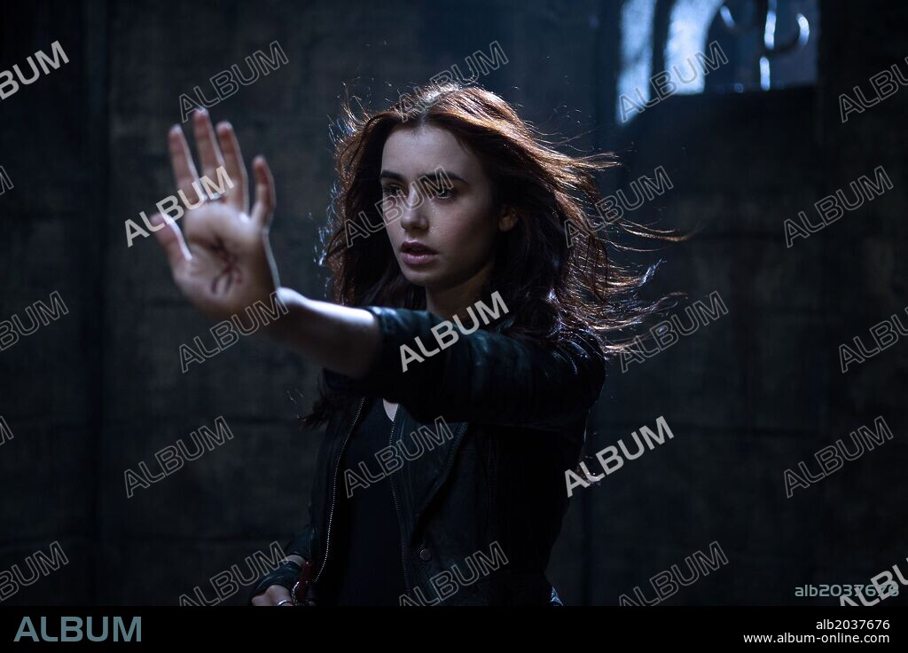 LILY COLLINS en CAZADORES DE SOMBRAS: CIUDAD DE HUESO, 2013 (MORTAL INSTRUMENTS, THE: CITY OF BONES), dirigida por HARALD ZWART. Copyright CONSTANTIN FILM PRODUKTION.