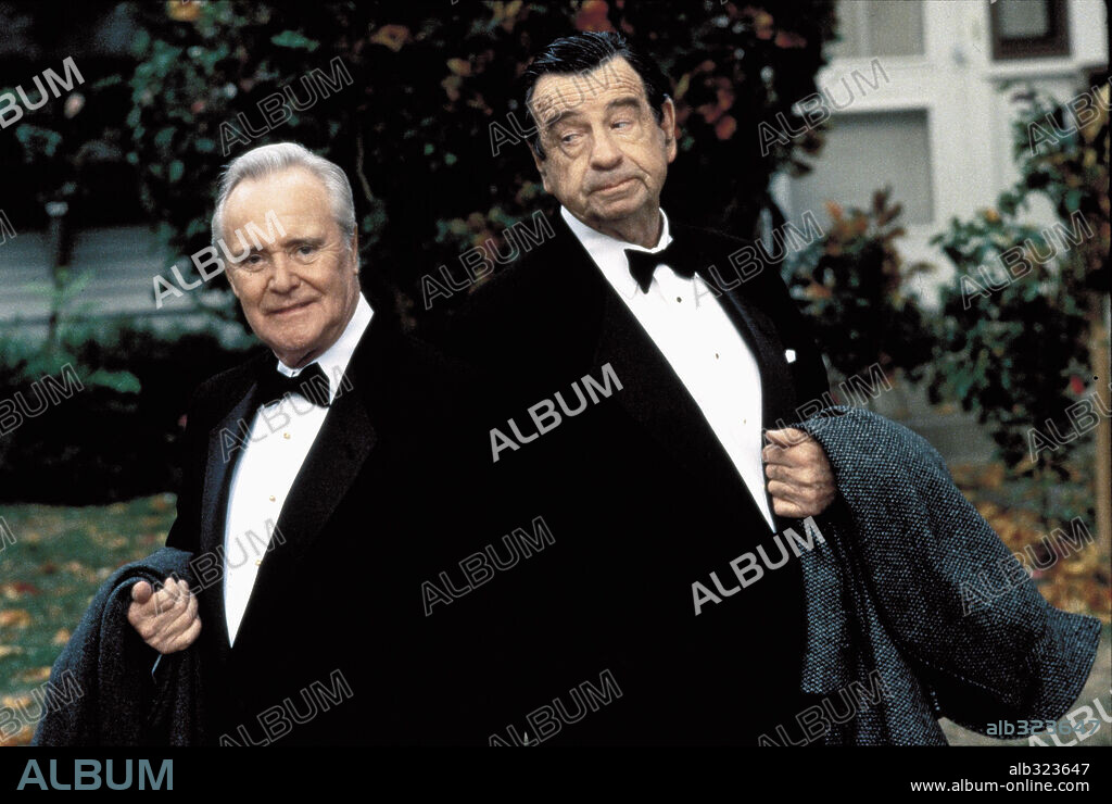 JACK LEMMON and WALTER MATTHAU in GRUMPIER OLD MEN, 1995, directed by HOWARD DEUTCH. Copyright WARNER BROTHERS / PHILLIPS, RON.