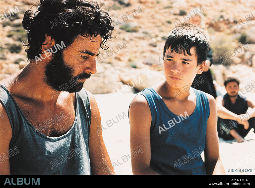 FRANCESCO CASISA and VINCENZO AMATO in RESPIRO: GRAZIA'S ISLAND, 2002 (RESPIRO), directed by EMANUELE CRIALESE. Copyright FANDANGO/LES FILMS DES TOURNELLES/ROISSY FILMS/MEDUSA FILMS.