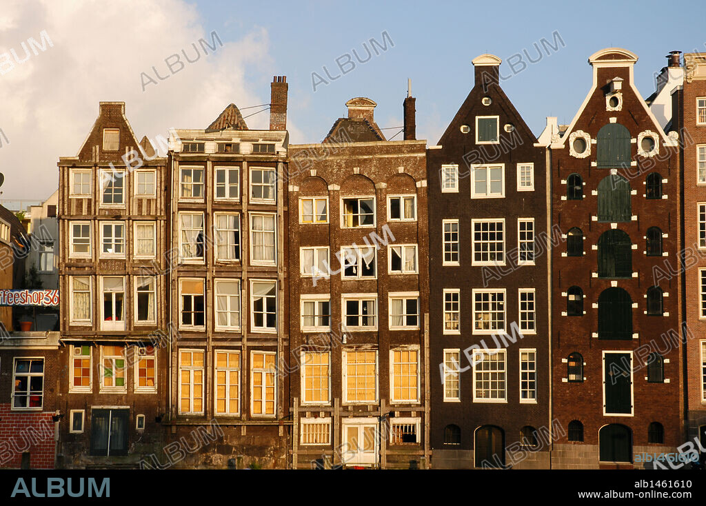 Casas típicas en la Avenida Damrak. Amsterdam. Holanda.