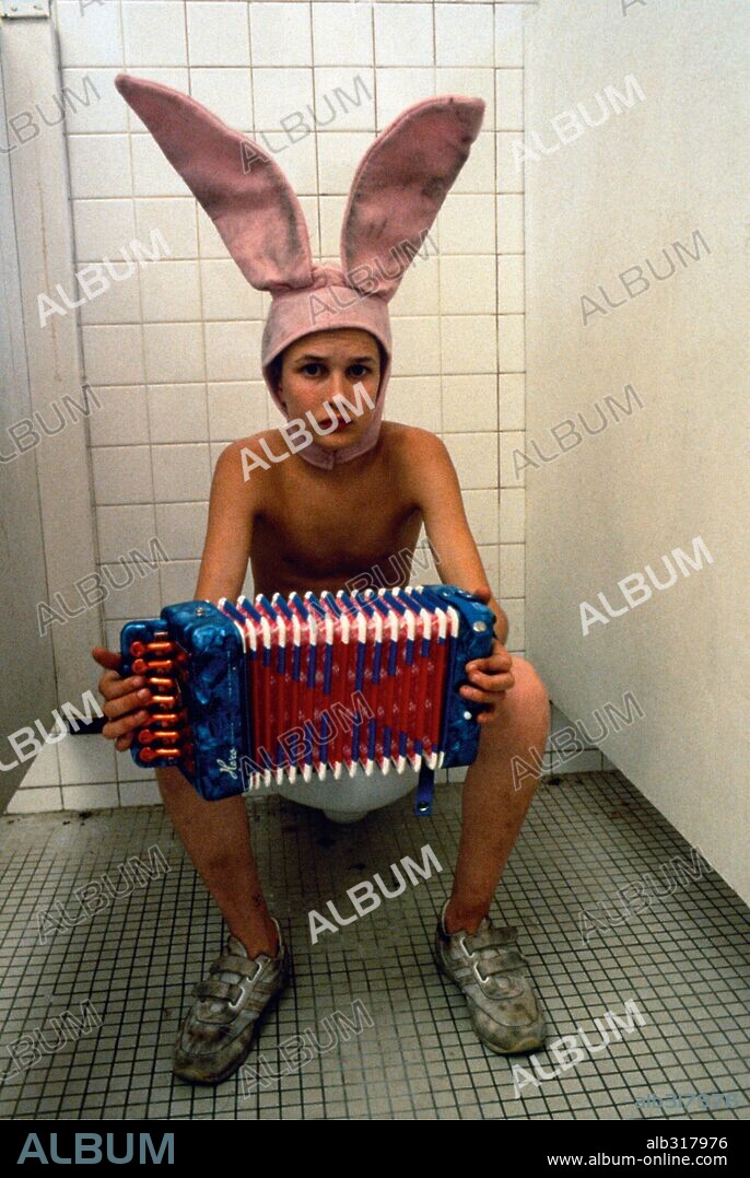 JACOB SEWELL in GUMMO, 1997, directed by HARMONY KORINE. Copyright FINE LINE FEATURES.