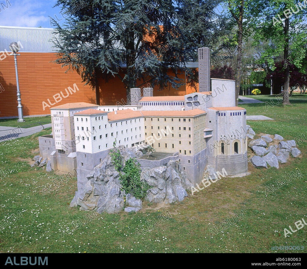 MAQUETA DEL SANTUARIO DE NUESTRA SEÑORA DE ARANZAZU  - FOTO AÑOS 00.