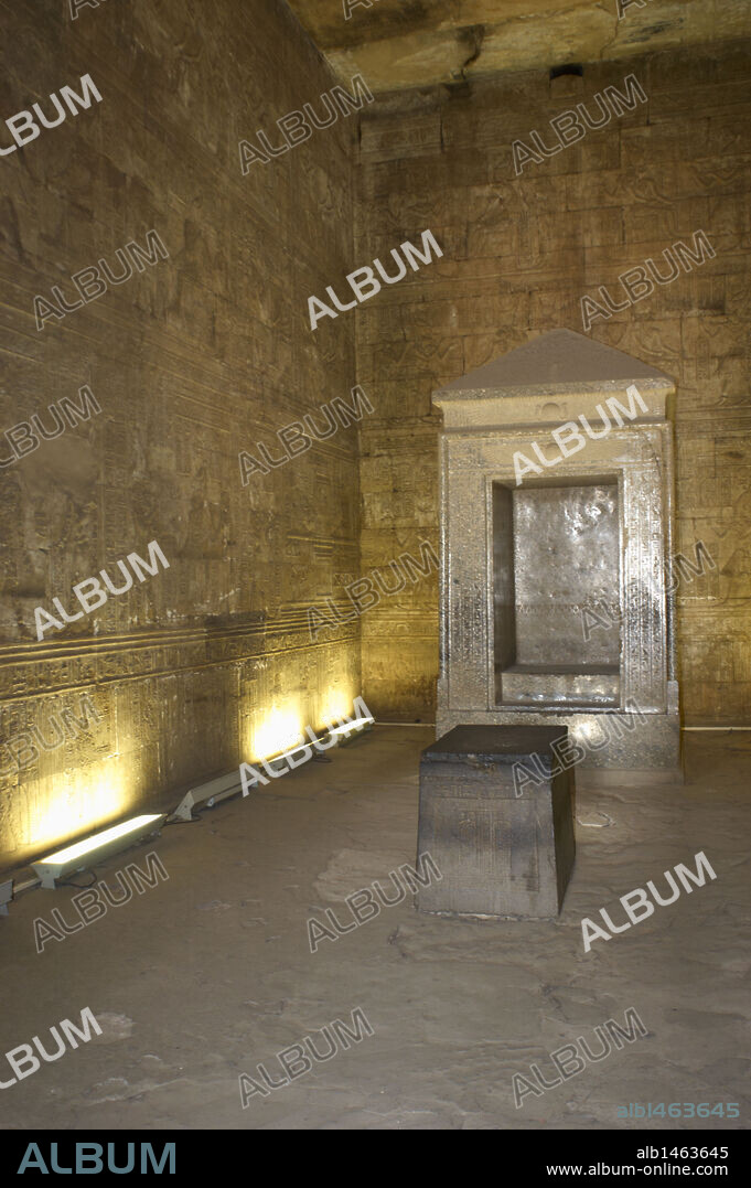 ARTE EGIPCIO. EGIPTO. TEMPLO DE HORUS. Iniciado en el 237 a. C. por Ptolomeo III Evérgetes I, durante la dinastía Láguida o Ptolemaica. Naos o capilla donde se encontraba el Sancta Sanctorum del dios HORUS. EDFU. Norte de Africa.