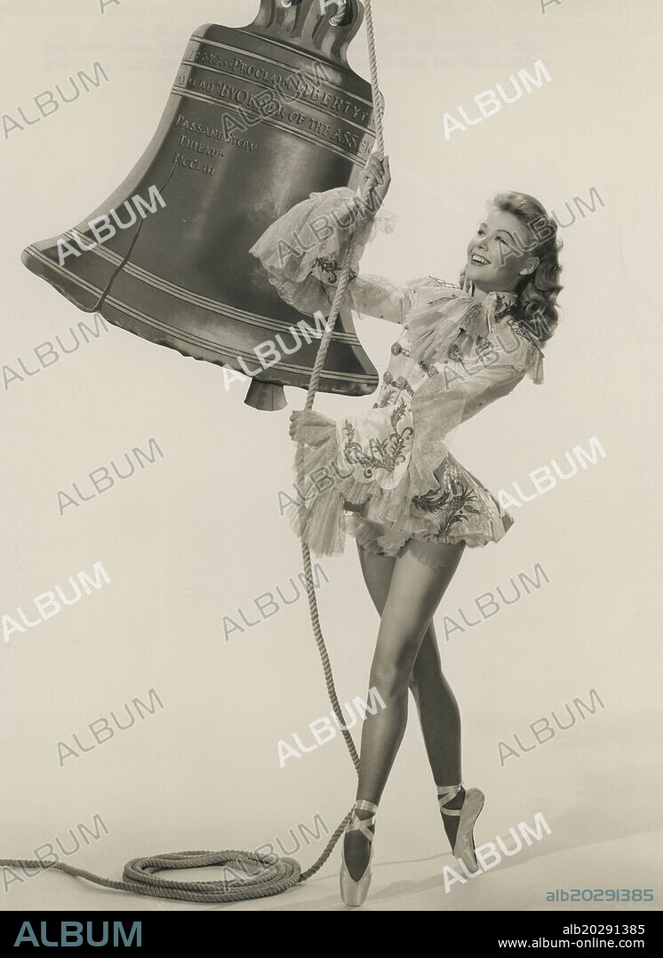 Vera Ellen (1921-1981), actriz de cine y bailarina estadounidense, en una escena del ballet Campanas de Pascua.