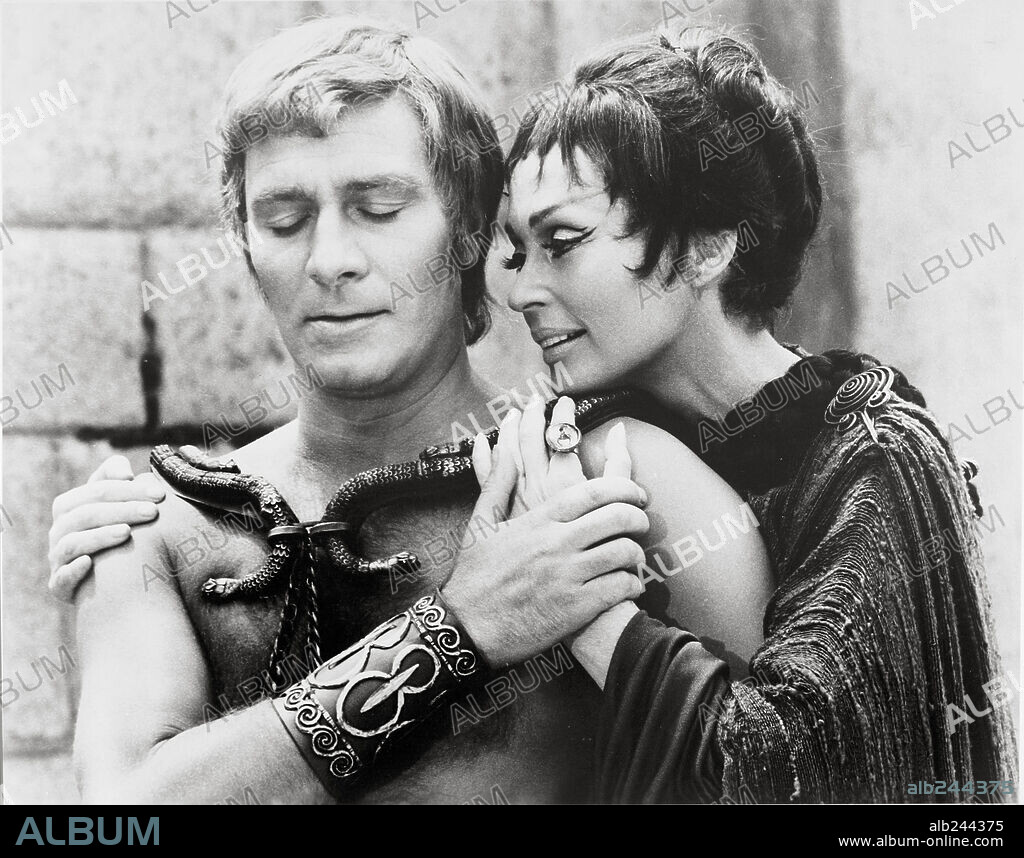 CHRISTOPHER PLUMMER y LILLI PALMER en EDIPO REY, 1967 (OEDIPUS THE KING). Copyright UNIVERSAL PICTURES.