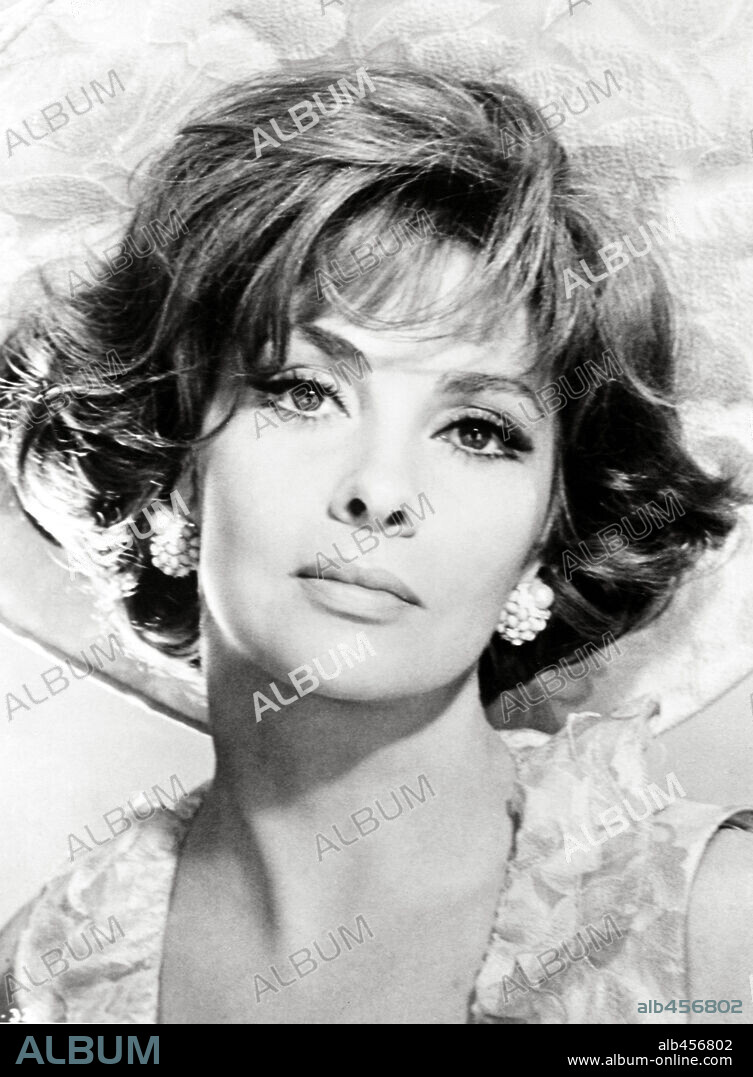GINA LOLLOBRIGIDA en BUONA SERA, SRA CAMPBELL, 1968 (BUONA SERA, MRS. CAMPBELL), dirigida por MELVIN FRANK. Copyright UNITED ARTISTS.