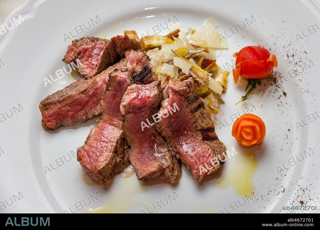 Radda in Chianti, Restaurant "La Botte di Bacco": "tagliata" (slices of beef meat served with artichokes.