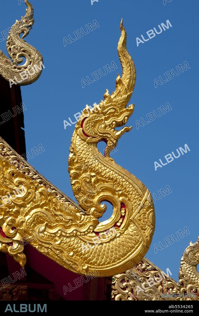 Phrae town was built next to the Yom River in the 12th century and was part of the Mon kingdom of Haripunchai. In 1443, King Tilokaraj of the neighbouring Lanna kingdom captured the town.