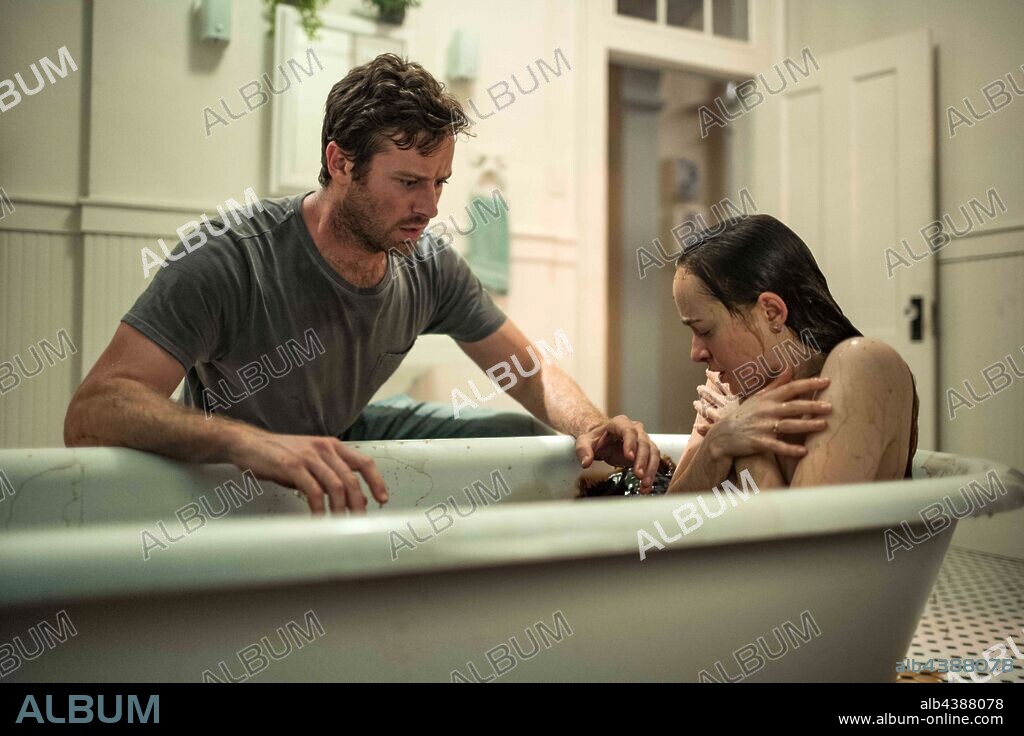 ARMIE HAMMER et DAKOTA JOHNSON dans WOUNDS, 2019, réalisé par BABAK ANVARI. Copyright ANNAPURNA PICTURES.