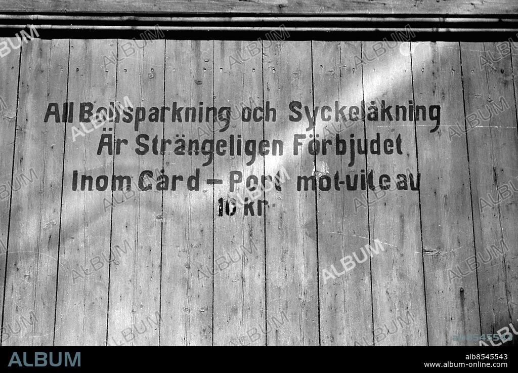 Göteborg 1943-04-25 - Skylt på en gård någonstans: All Bollsparkning och Syckelåkning Är strängeligen Förbjudet Inom Gård - Port mot-vite av 10 kr -. - Skylten var uppsatt på en gård vid Vegagatan - *** Local Caption *** GT Låda: Krep 2013-09. KAMERAREPORTAGE.