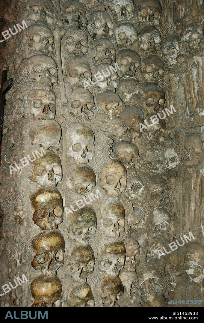 CAPILLA DE LOS HUESOS (CAPELA DOS OSSOS) situada en el interior de la IGLESIA REAL DE SAO FRANCISCO, construida a finales de la Edad Media. La capilla tiene paredes y pilares cubiertos con los huesos de personas enterradas en el cementerio del convento. Fechada en el siglo XVI. Detalle interior. EVORA. El Alentejo. Portugal.