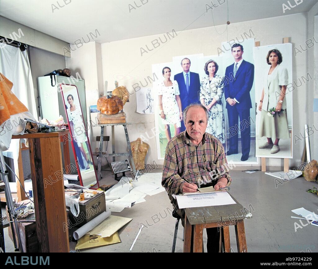 ANTONIO LÓPEZ GARCÍA. 1995. Antonio López, in his studio, where he paints a portrait of the Royal Family.