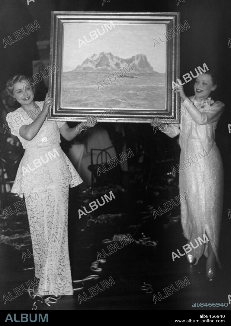 ARKIV STOCKHOLM 19370227. Skådespelerskorna Birgit Rosengren (t.v.) och Annalisa Ericson bär på en auktionstavla under en konstnärsfest på Royal. Foto: SVT / Kod: 5600 AB Text & Bilder Mapp: Rosengren, Birgit se även Elof Ahrle persons: BIRGIT ROSENGREN;ANNALISA ERICSON sites: STOCKHOLM;SVERIGEBilden får endast användas i programpresenterande sammanhang. Fotografens namn, Sveriges Television samt programmets titel skall alltid anges.
