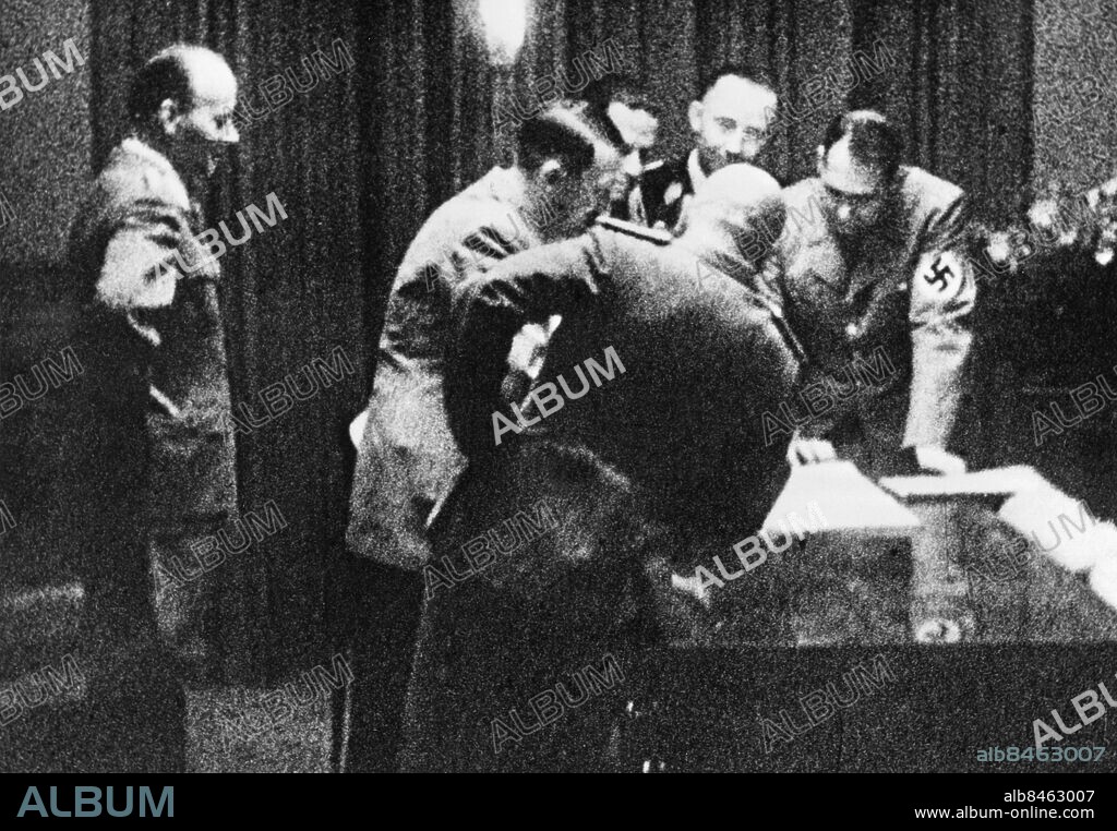 Orig. bildtext... FRÅN FYRMAKTSFÖRHANDLINGARNA I MUENCHEN. Bild från torsdagens förhandlingar, visande fr.v. Hitler, greve Ciano, Mussolini och Himmler samt Hess. Anm. CD84 Münchenöverenskommelsen - avtal mellan Tyskland, Storbritannien, Frankrike och Italien 29/9 1938, vilket resulterade i att Tjeckoslovakien tvingades avträda vissa delar av Böhmen och Mähren, de s k Sudetområdena, till Tyskland Münchenkrisen Fredskonferenser persons: Adolf Hitler ;Benito Mussolini ;Galeazzo Ciano ;Heinrich Himmler ;Rudolf Hess sites: ITALIEN* ;MÜNCHEN ;TYSKLAND.