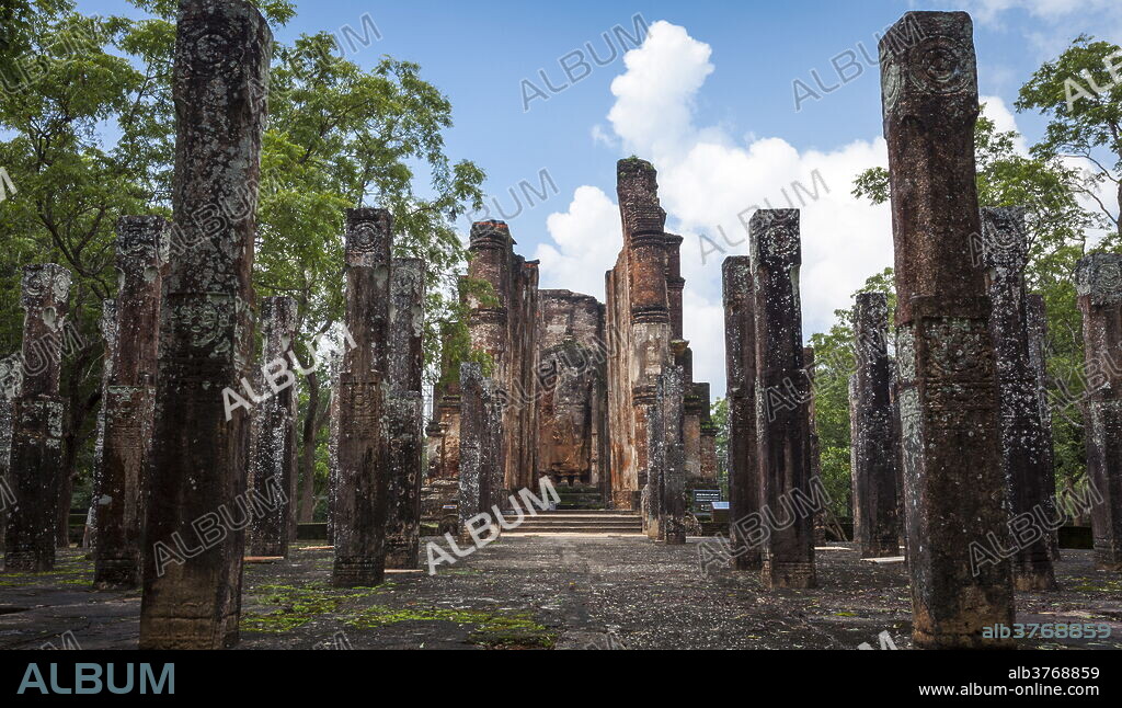 Vertical columns, The Kiri Vihara Buddhist temple ruins, Polonnaruwa, UNESCO World Heritage Site, Sri Lanka, Asia.