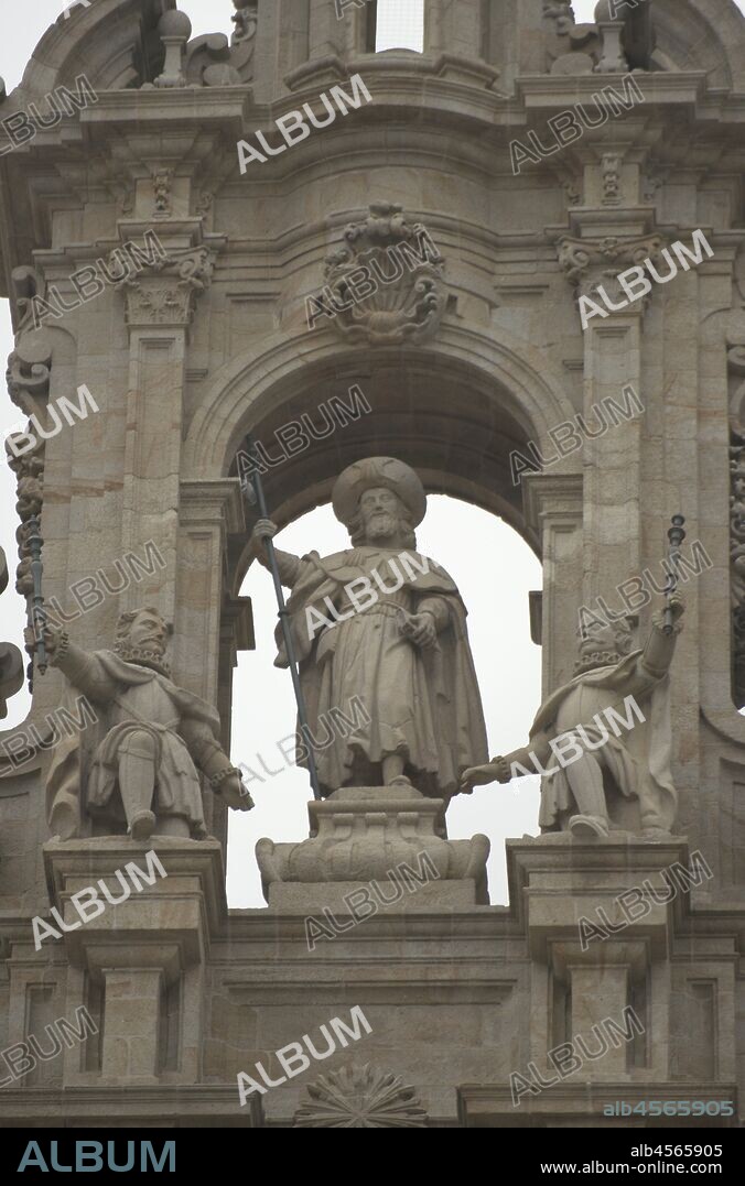 Catedral de Santiago (Obradoiro). Fachada principal. Detalle de la parte superior con la estatua de Santiago Peregrino (siglo XVIII). Santiago de Compostela. Provincia de A Coruña. Galicia. España.