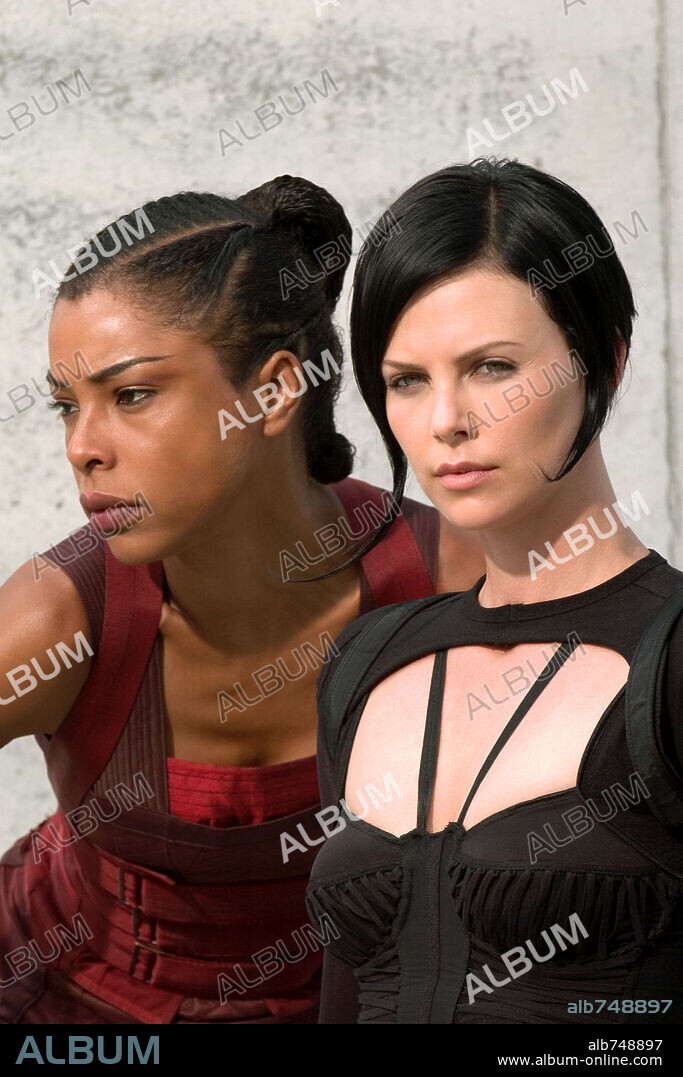 CHARLIZE THERON y SOPHIE OKONEDO en AEON FLUX, 2005, dirigida por KARYN KUSAMA. Copyright PARAMOUNT PICTURES / BOLAND, JASIN.