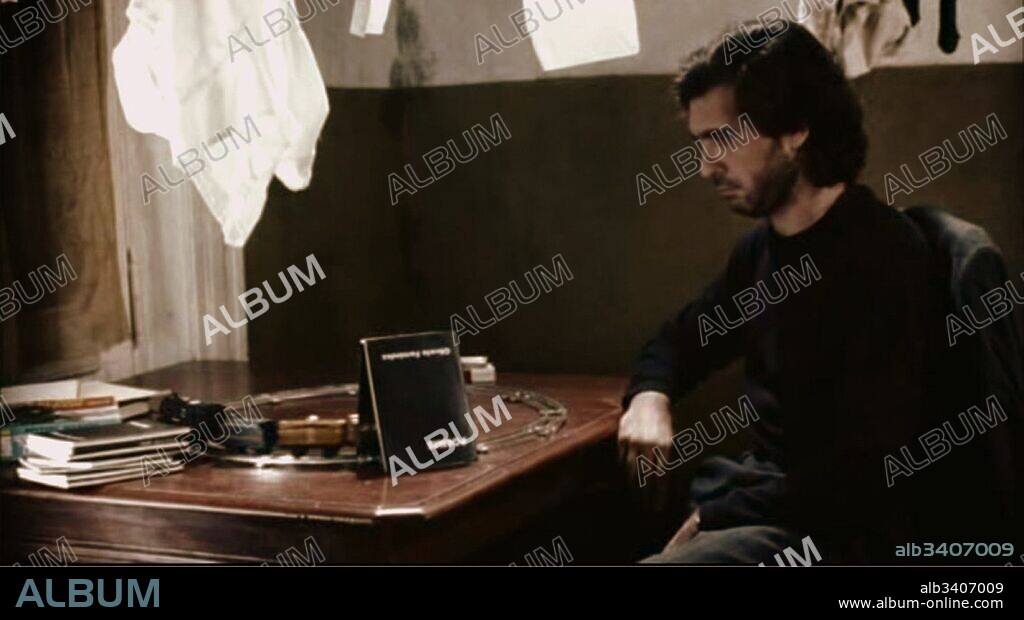 DARIO GRANDINETTI en EL LADO OSCURO DEL CORAZÓN, 1992, dirigida por ELISEO SUBIELA. Copyright VHERO FILMS.