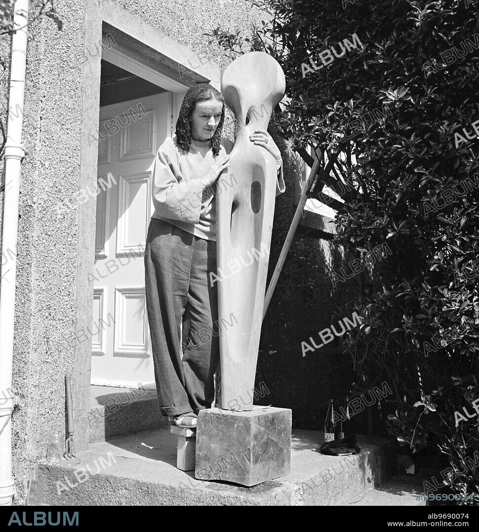 Barbara Hepworth photographed by Peter Keen of Pictorial Press in 1950. Artist and sculptor Barbara Hepworth outside with Single Form (Dryad), 1945-6 - Artist copyright: Barbara Hepworth © Bowness. 1950 Barbara Hepworth - her studio and garden. She purchased the site in 1949 and lived and worked there for 26 years until her death in a fire on the premises in 1975. Barnoon Hill, St Ives.