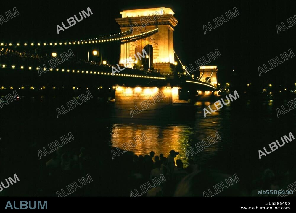 Budapest (Ungarn), Kettenbrücke - Szecheny lanchid. (Brücke über die Donau, erb. 1838-49; Arch.: William u. Adam Clark; 384 m lang, 12 m breit). Illuminierte Kettenbrücke am Stephanstag. Foto, 20.8.1997.