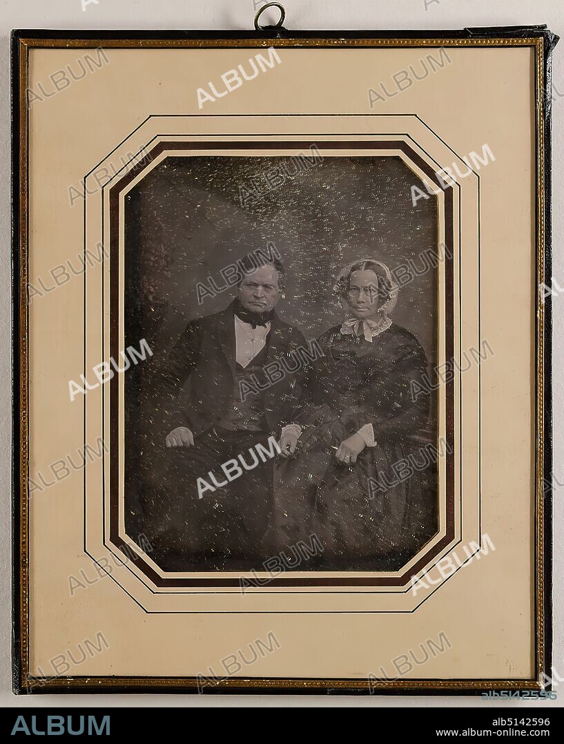 Carl Ferdinand Stelzner, J.B.C. Schrader (1783-1863) and his wife Betty (1804-1880), daguerreotype, picture size: height: 11.70 cm; width: 8.80 cm, label: verso: title, manufacturer, in ink: life data, man, woman, half-length portrait, double portrait, married, married couple, seated figure, headdress.