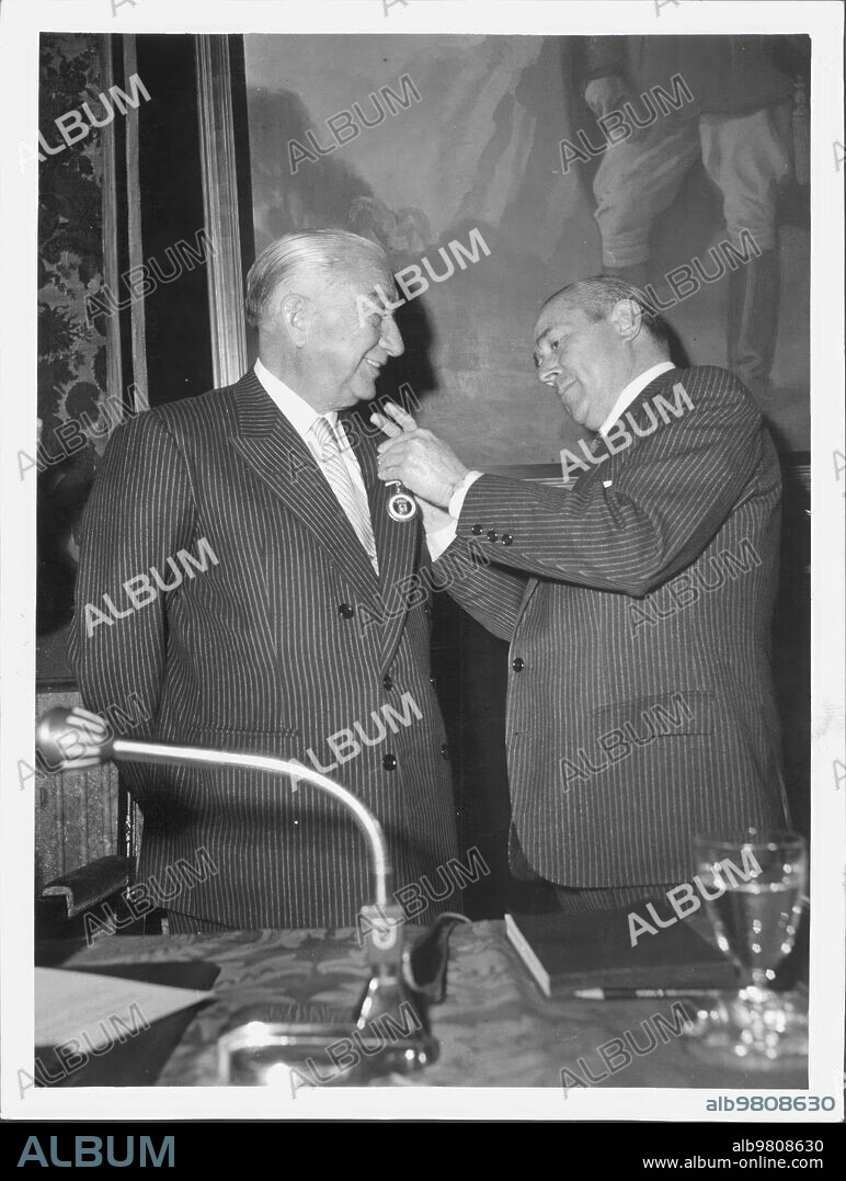29 diciembre 1968. Perico Chicote: hijo predilecto de Madrid.  Le entrega la insignia el alcalde Madrid, el Sr. Arias navarro.