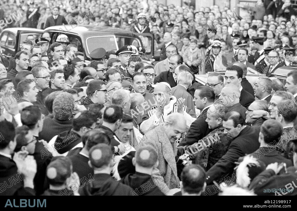 POPEPAUL VI ACKNOWLEDGES CHEERS OF CROWD IN ROME / ;. 9 DECEMBER 1963.