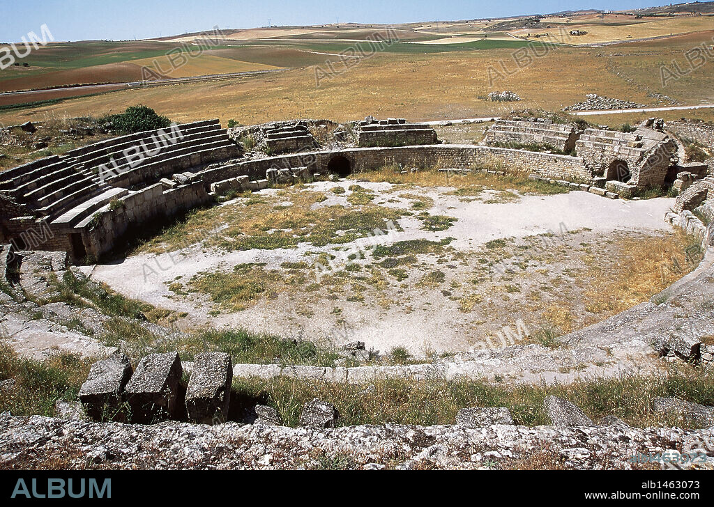 ARTE ROMANO. ESPAÑA. SEGOBRIGA. Ciudad celtíbera conquistada por Viriato en el 146 o 145 a. C. que más tarde pasaría a ser romana, llegando a acuñar moneda de plata propia. Vista del ANFITEATRO. SAELICES. Provincia de Cuenca. Castilla-La Mancha.