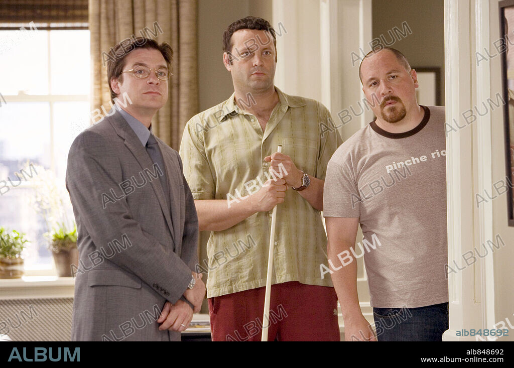 JASON BATEMAN, JON FAVREAU and VINCE VAUGHN in THE BREAK-UP, 2006, directed by PEYTON REED. Copyright UNIVERSAL PICTURES / MOSELEY, MELISSA.